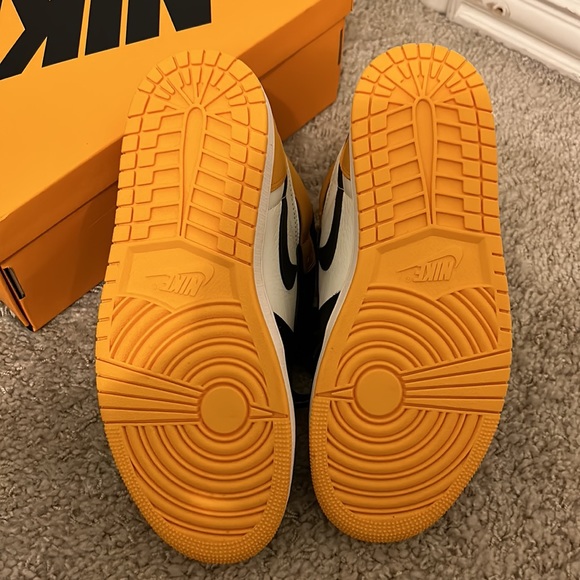 Air Jordan 1 Retro High OG ‘Yellow Toe’ - Picture 8 of 9